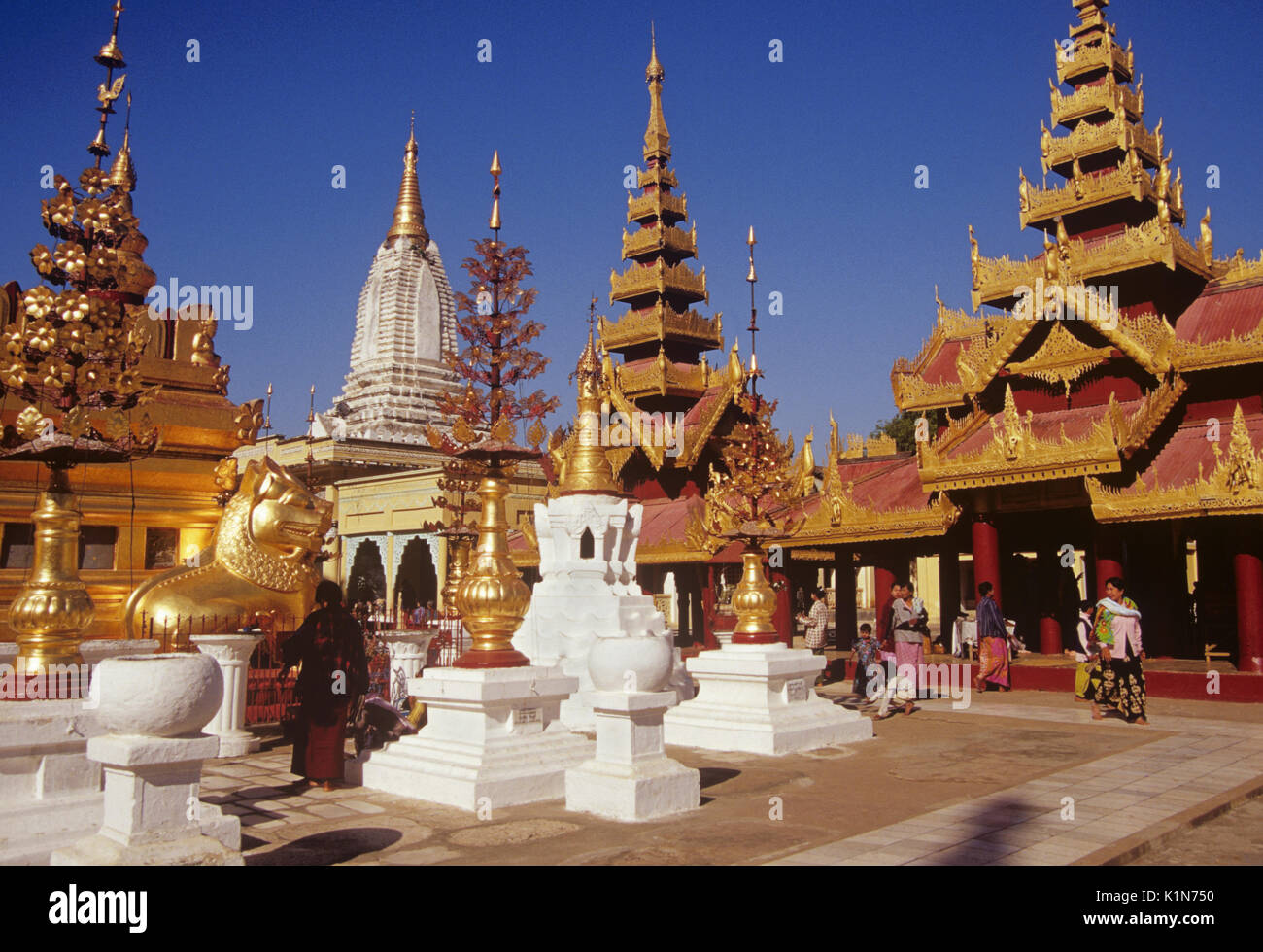 Schreine und Pavillons an der Shwezigon Pagode, Pagan (Bagan), Burma (Myanmar) Stockfoto