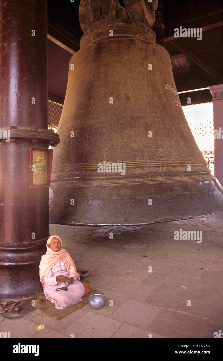 Mingun Glocke mit buddhistischen Nonne, Mingun, Mandalay, Burma (Myanmar) Stockfoto