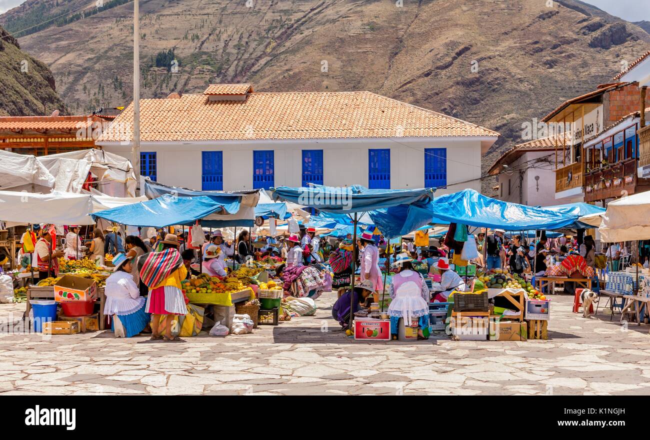 Lokale Peru Frauen in farbenfrohen traditionellen Kleidung Gemüse verkaufen, die am Sonntag zum Markt in Pisac, Peru, Sacred Valley, Südamerika. Stockfoto