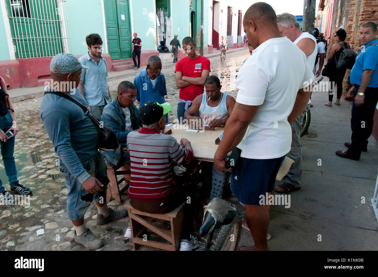 Männer Domino spielen auf der Straße in Trinidad Kuba Stockfoto