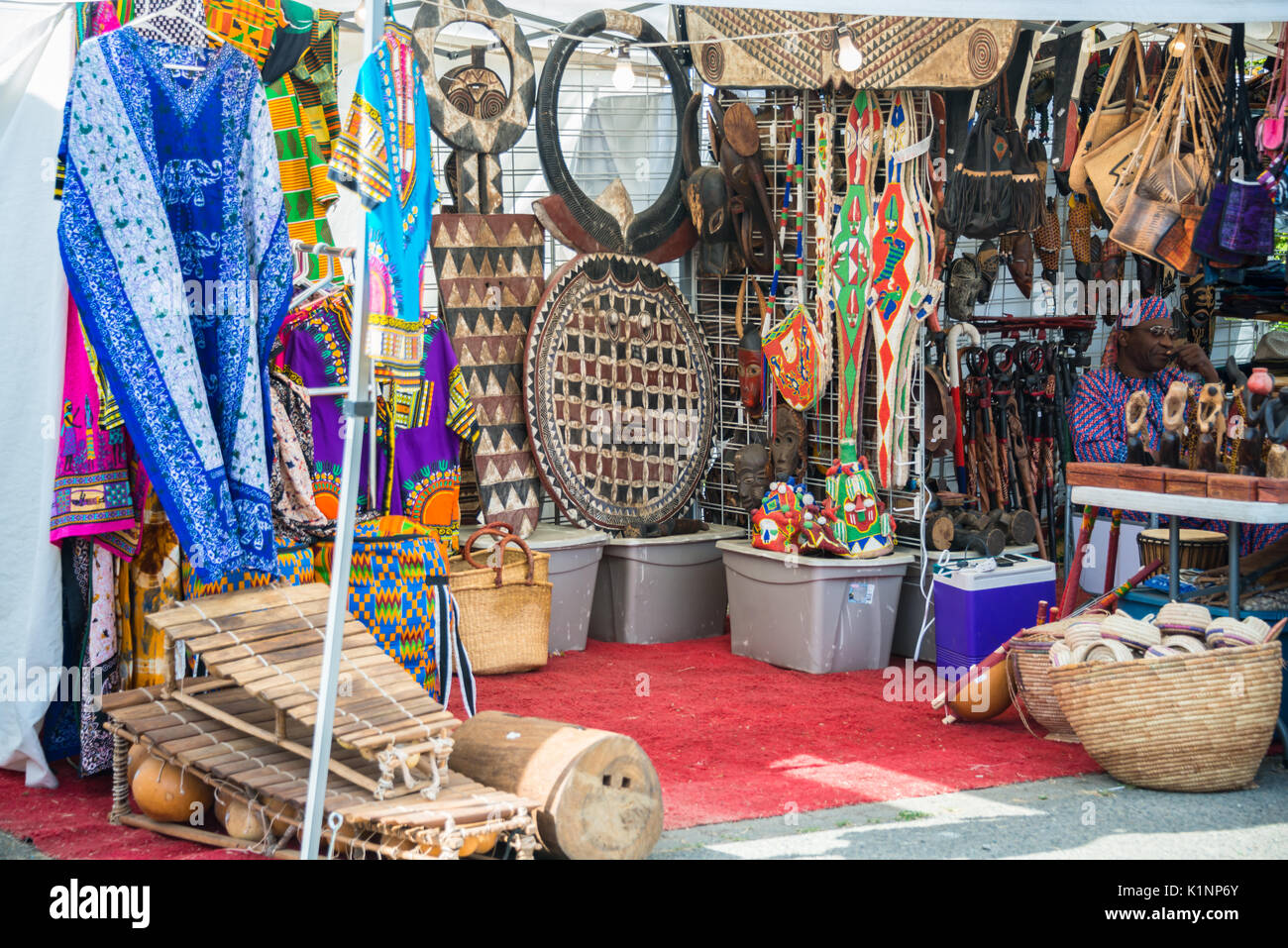 Mit handgearbeiteten Afrikanischen Handwerk Angebote Evergreen State Fair Monroe Washington Abschaltdruck Stockfoto