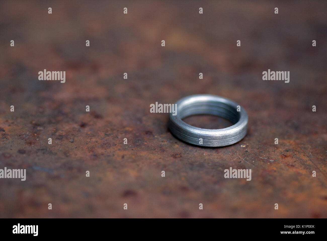 Edelstahl Ring auf eine rostige Oberfläche Stockfoto