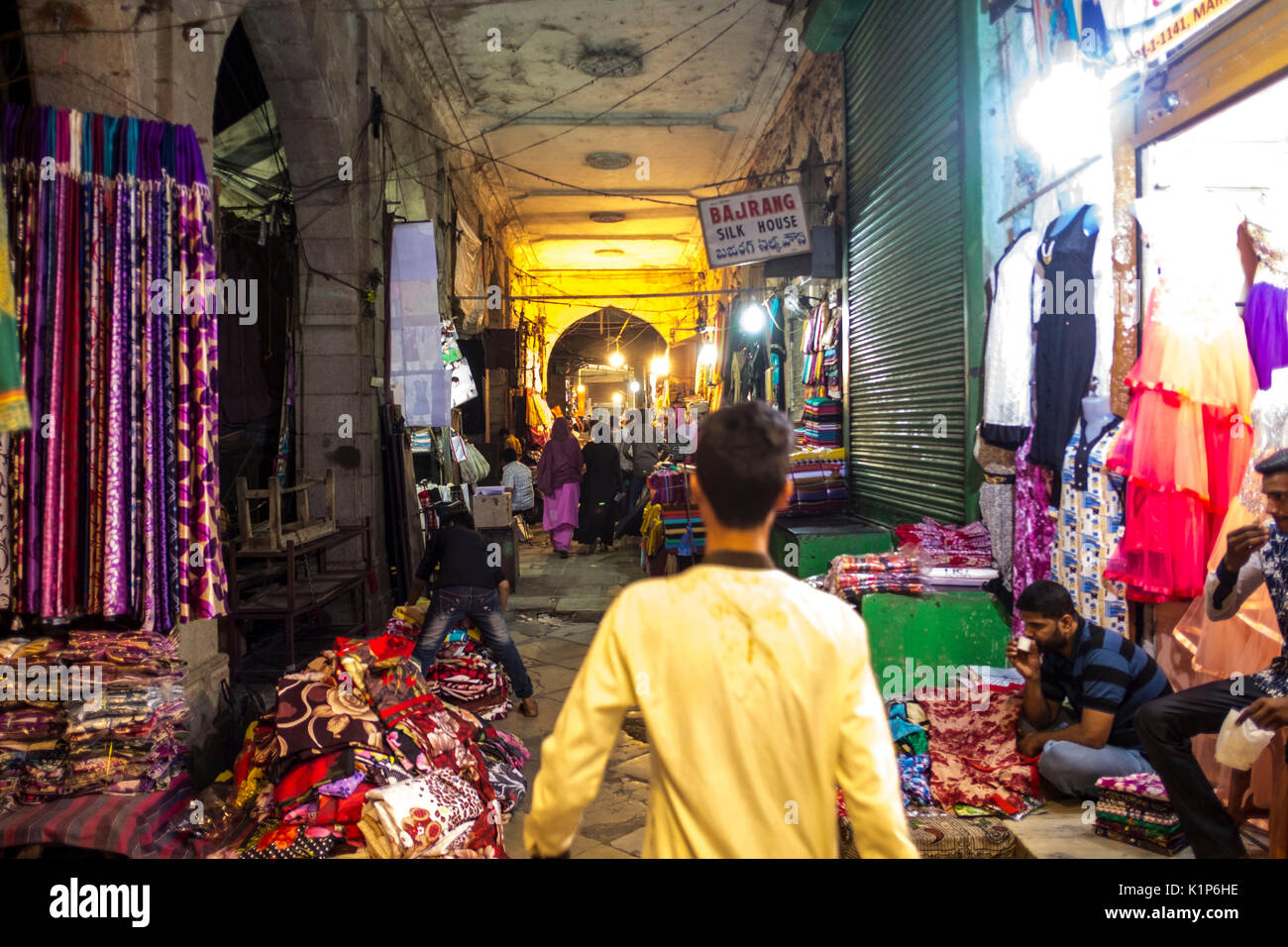 Die bunten Märkte während des heiligen Monats Ramzan in Hyderabad, in der Nähe der Charminar Stockfoto