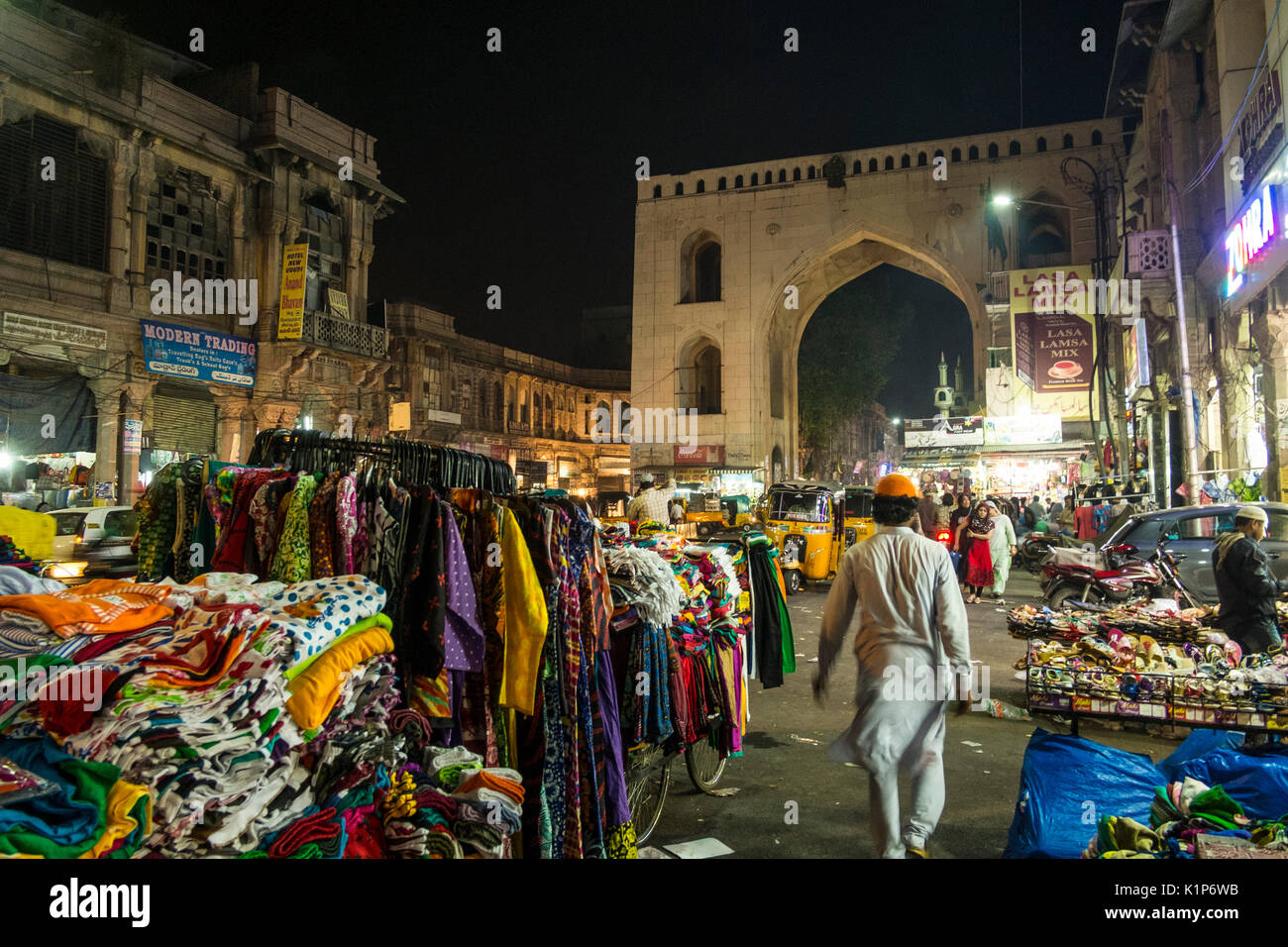 Die bunten Märkte während des heiligen Monats Ramzan in Hyderabad, in der Nähe der Charminar Stockfoto