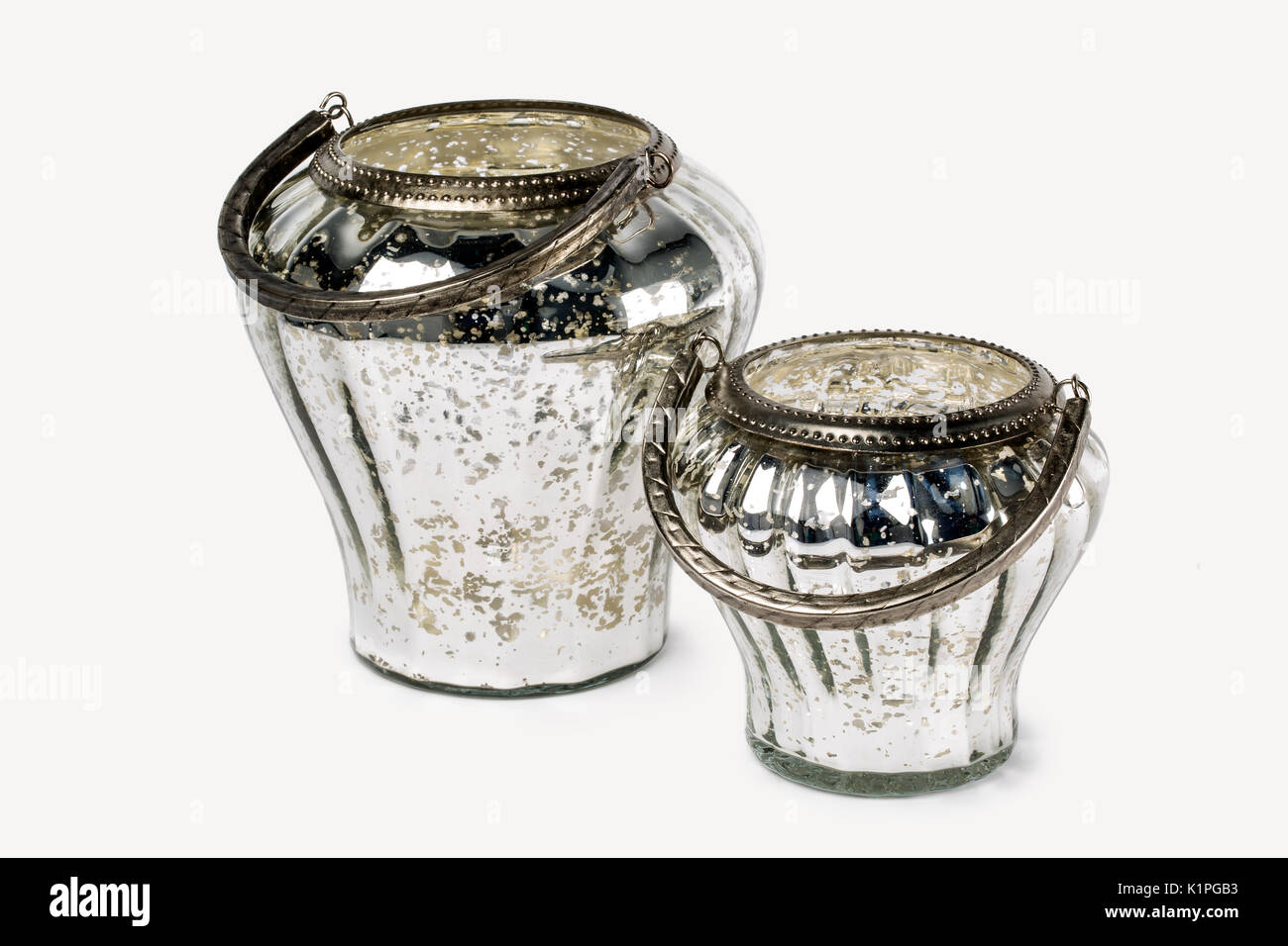 Bild IN DER NÄHE VON ZWEI DEKORATIVE RUNDE RUSTIKALEN SILBER und GOLD KNISTERTE GLAS EIMER Kerzenhalter isoliert auf weißem Hintergrund Stockfoto
