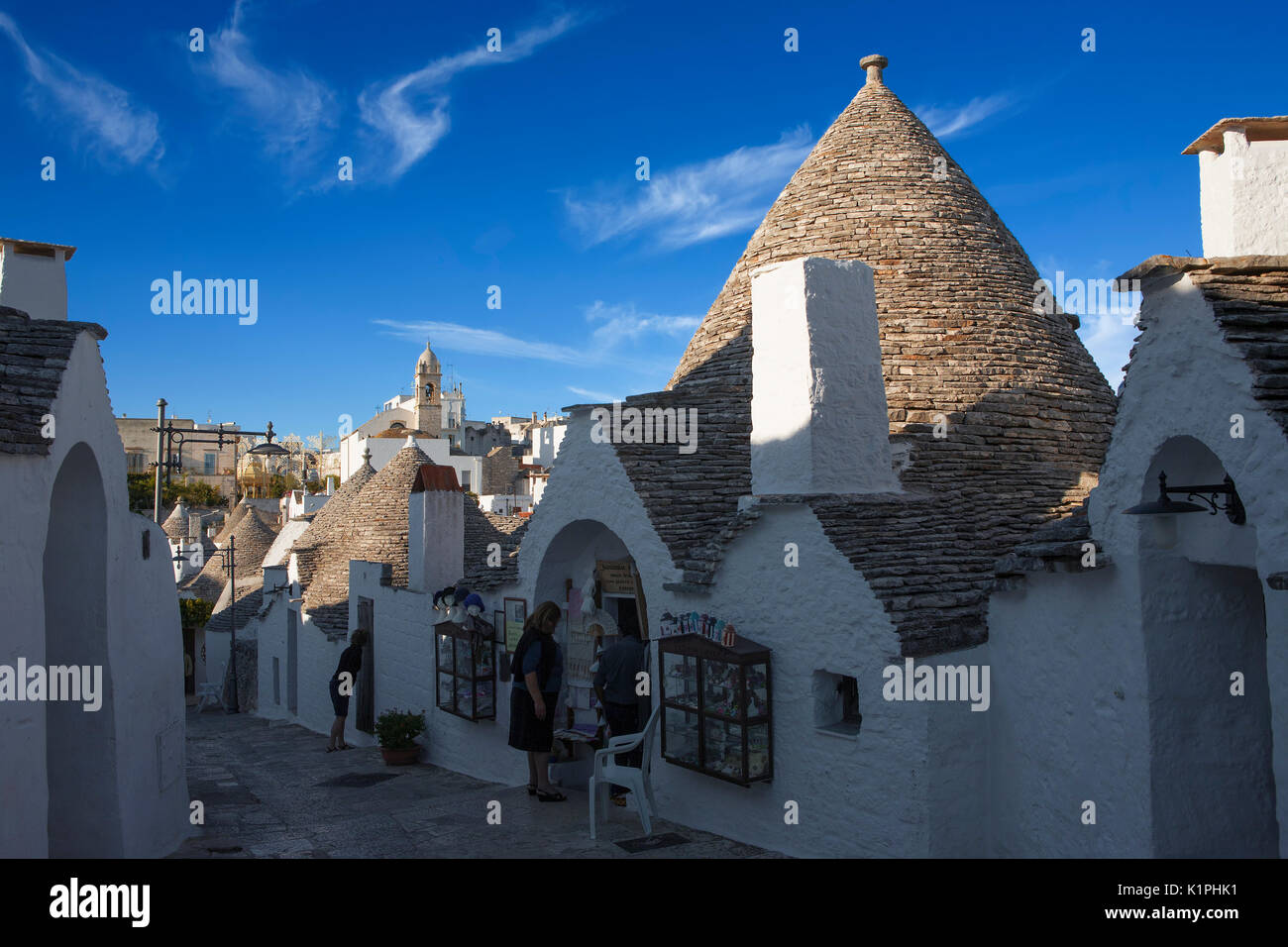 Trullo neu erfunden als Souvenir Shop, Via Monte Nero, Monti, Alberobello, Apulien, Italien Stockfoto