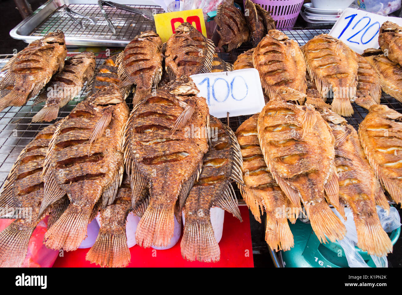 Frittierter Fisch, der für den Verkauf am Markt Nonthaburi, Thailand Stockfoto