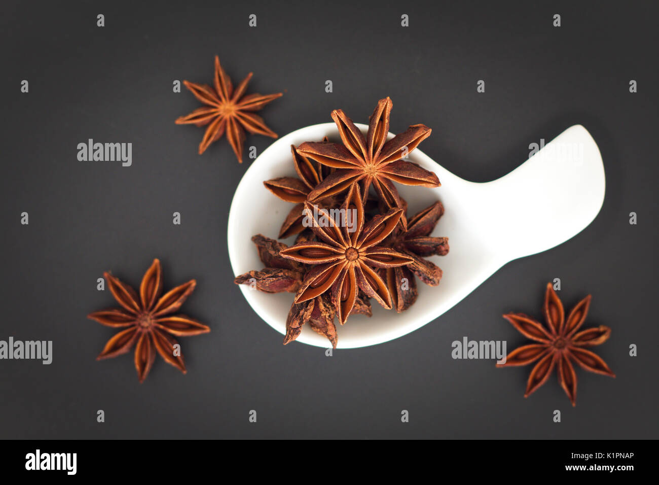 Aroma Gewürz Sternanis auf schwarzem Hintergrund mit Kopie Raum Stockfoto