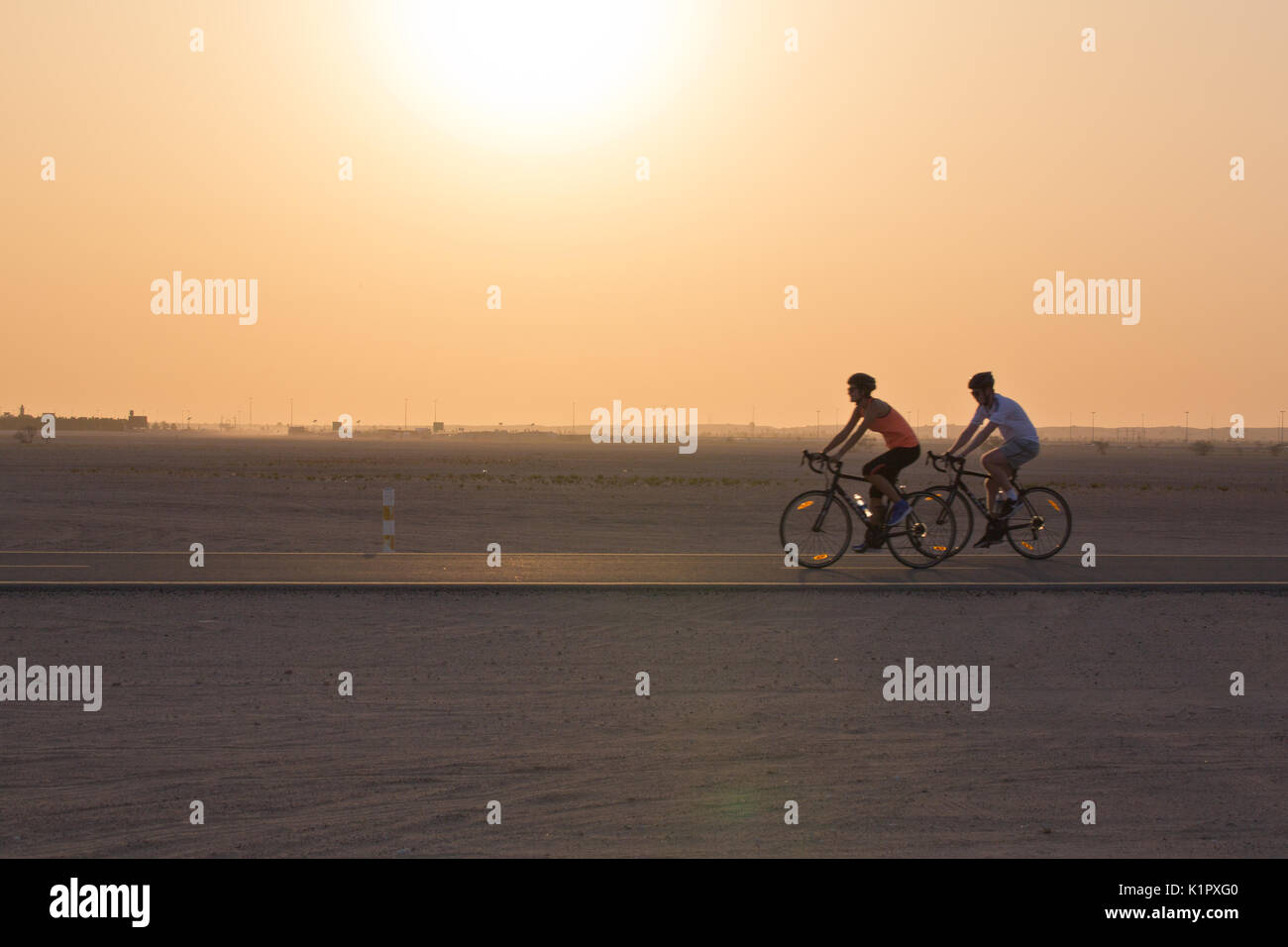 Radfahren in der Wüste Stockfoto