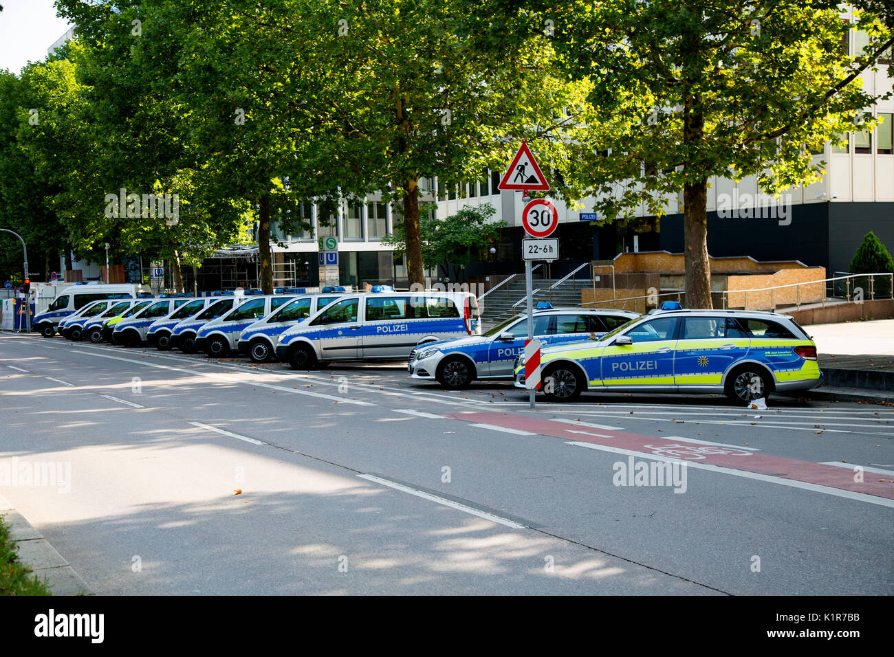 Eine Linie von Mercedes Polizei Autos außerhalb von einem Ort Station auf einer Straße in Stuttgart, Deutschland, Europa geparkt Stockfoto