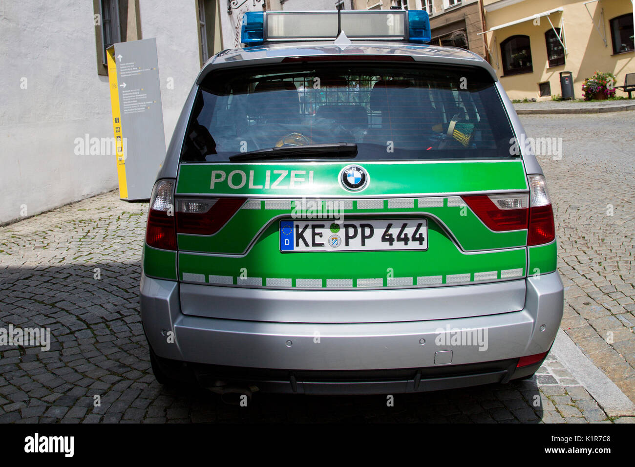 Ein BMW Polizei Auto auf einer Straße in Füssen im Allgäu, Bayern, Deutschland, Europa geparkt Stockfoto