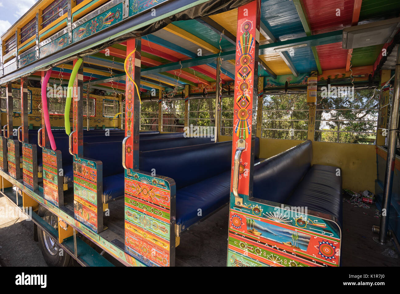 August 6, 2017 Medellin, Kolumbien: Bunte vintage Busse genannt "Chiva" für günstige öffentliche Verkehrsmittel verwendet werden, um alle durch das Land beliebt Stockfoto
