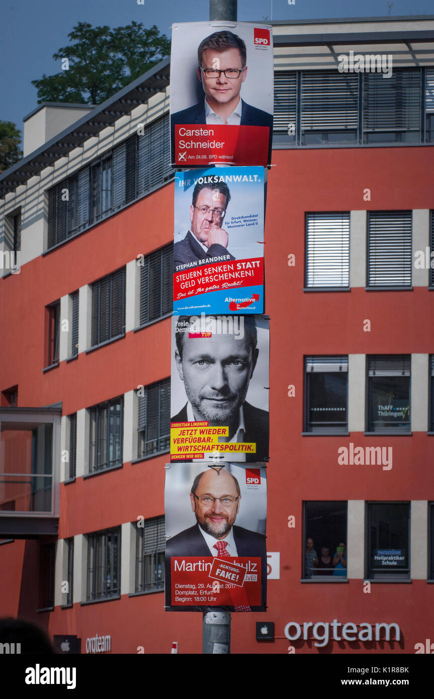 Die politischen Parteien zu stimmen auf Plakatwänden in Erfurt, Thüringen, Deutschland Suche Stockfoto