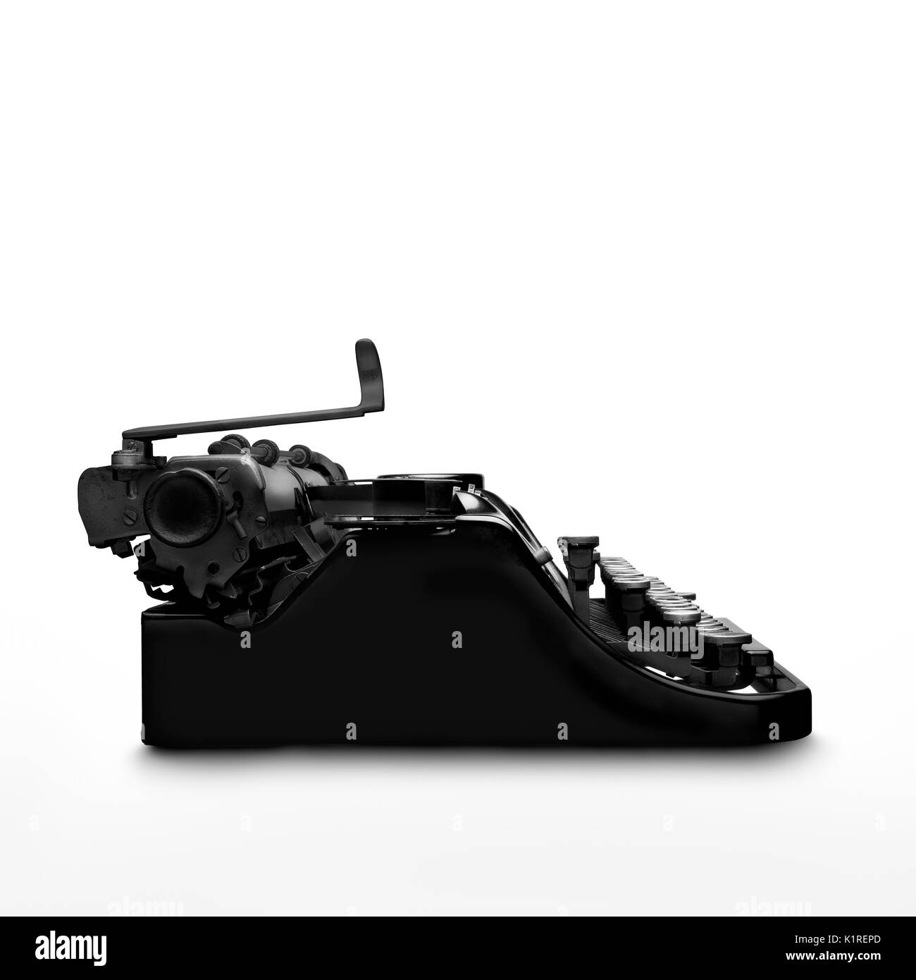 Schwarz und whiet Low Key Fotografie eines antiken Schreibmaschine vor weißem Hintergrund Stockfoto