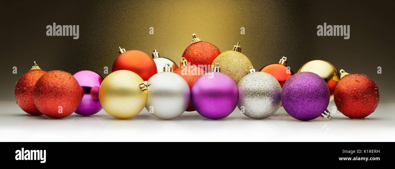 Weihnachten Kugeln gegen eine goldene stardust Hintergrund gesetzt. Großes, horizontales Layout für Banner Stockfoto