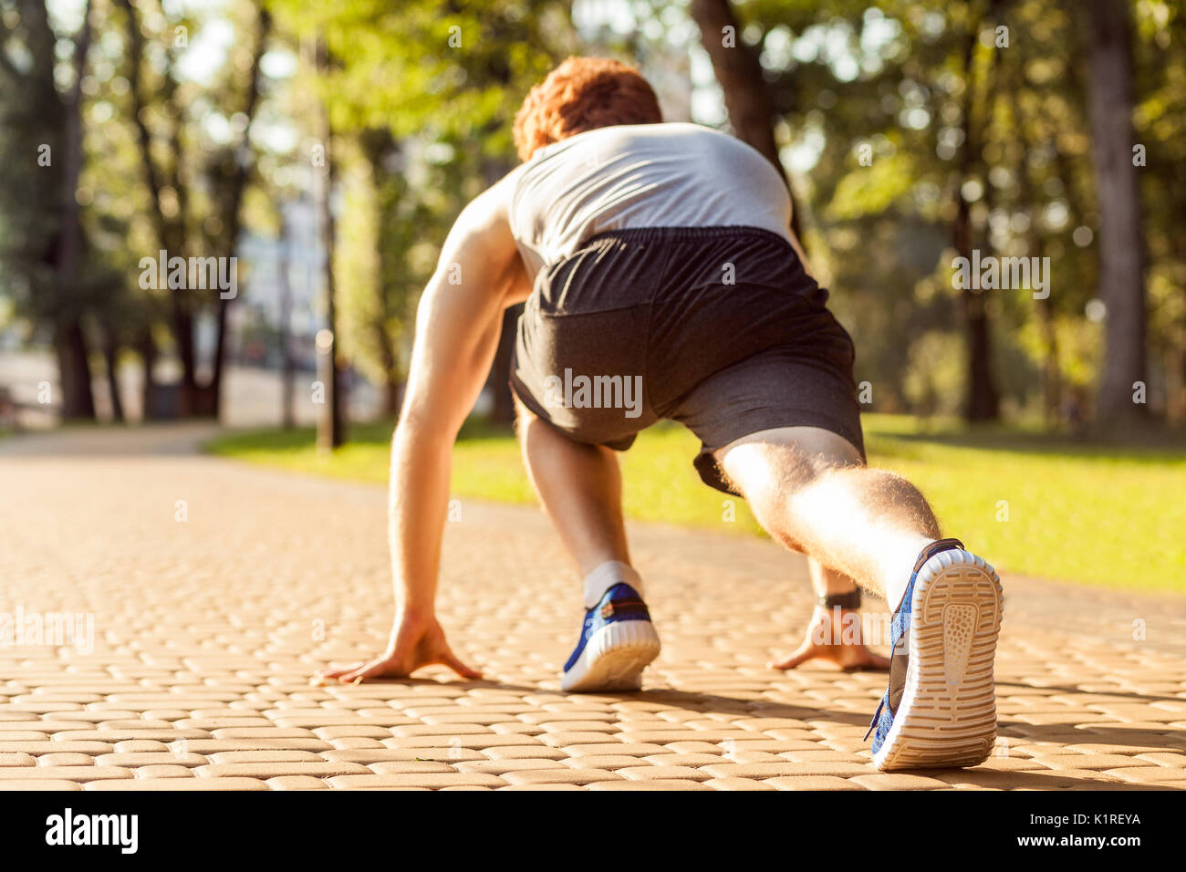 Joggen im Park. Treeadwill. Fitness Modell in crossfit Übung im Freien. Gesunder Lebensstil Konzept. Stockfoto