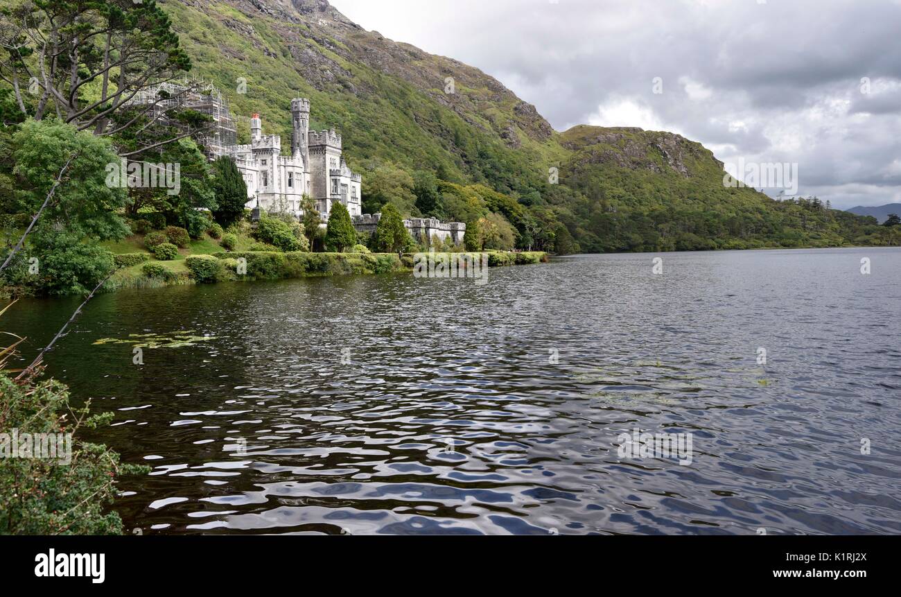 Kylemore Abbey (irisch: Mainistir na Coille Móire) ein Benediktinerkloster im Jahre 1920 auf dem Gelände der Kylemore Schloss, Connemara, County Galway, gegründet. Stockfoto