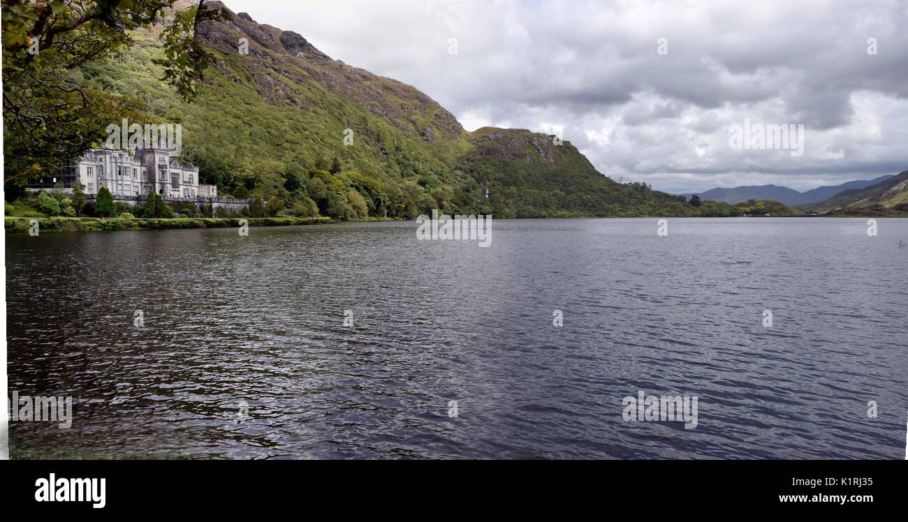 Kylemore Abbey (irisch: Mainistir na Coille Móire) ein Benediktinerkloster im Jahre 1920 auf dem Gelände der Kylemore Schloss, Connemara, County Galway, gegründet. Stockfoto