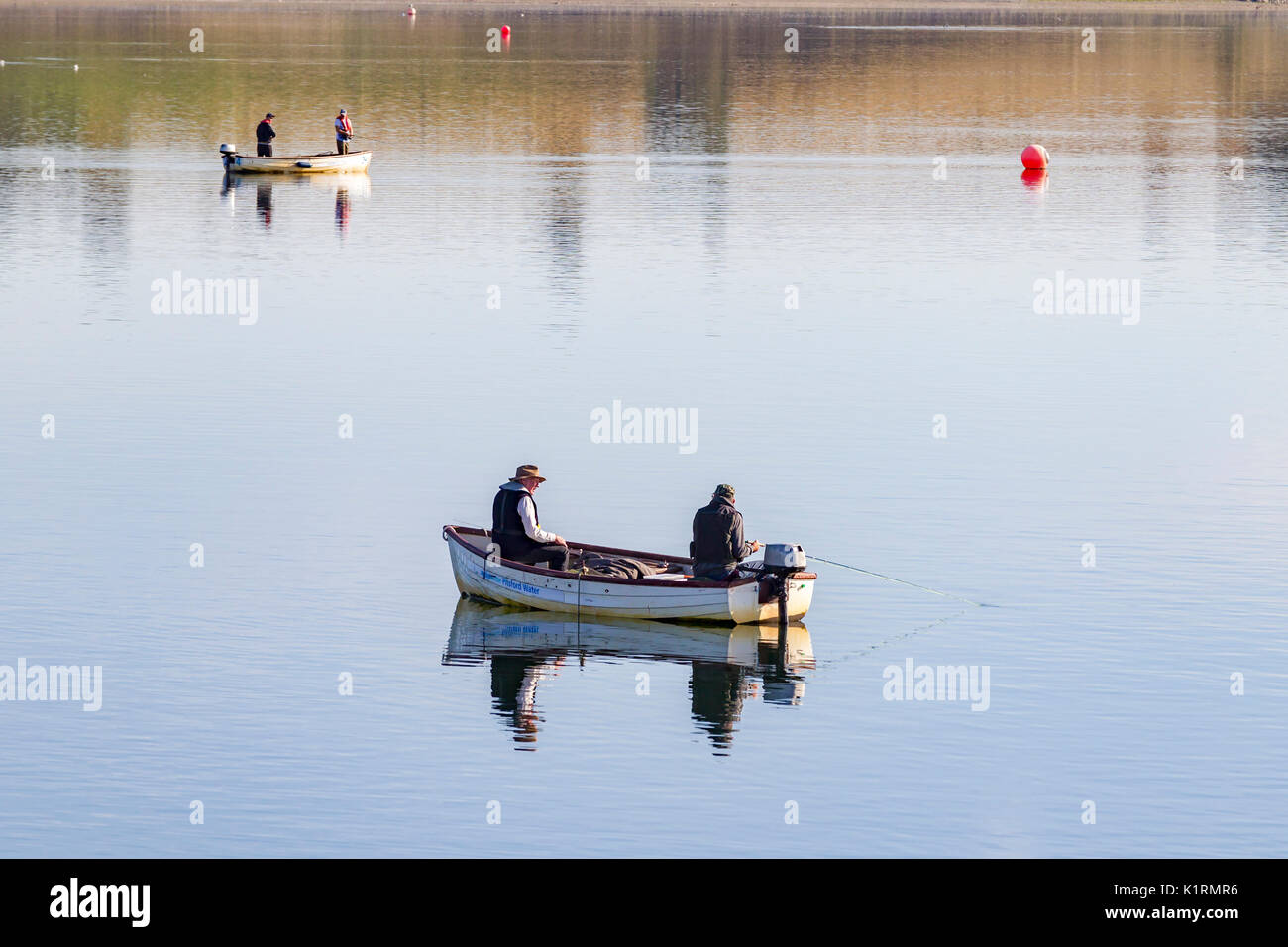 Brixworth, Northamptonshire, 27. August 2017. UK Wetter: Forellen auf pitsford Wasser genießen die warmen, sonnigen Sonntag Feiertag morgen auf dem ruhigen Wasser des Behälters. Credit: Keith J Smith./Alamy leben Nachrichten Stockfoto