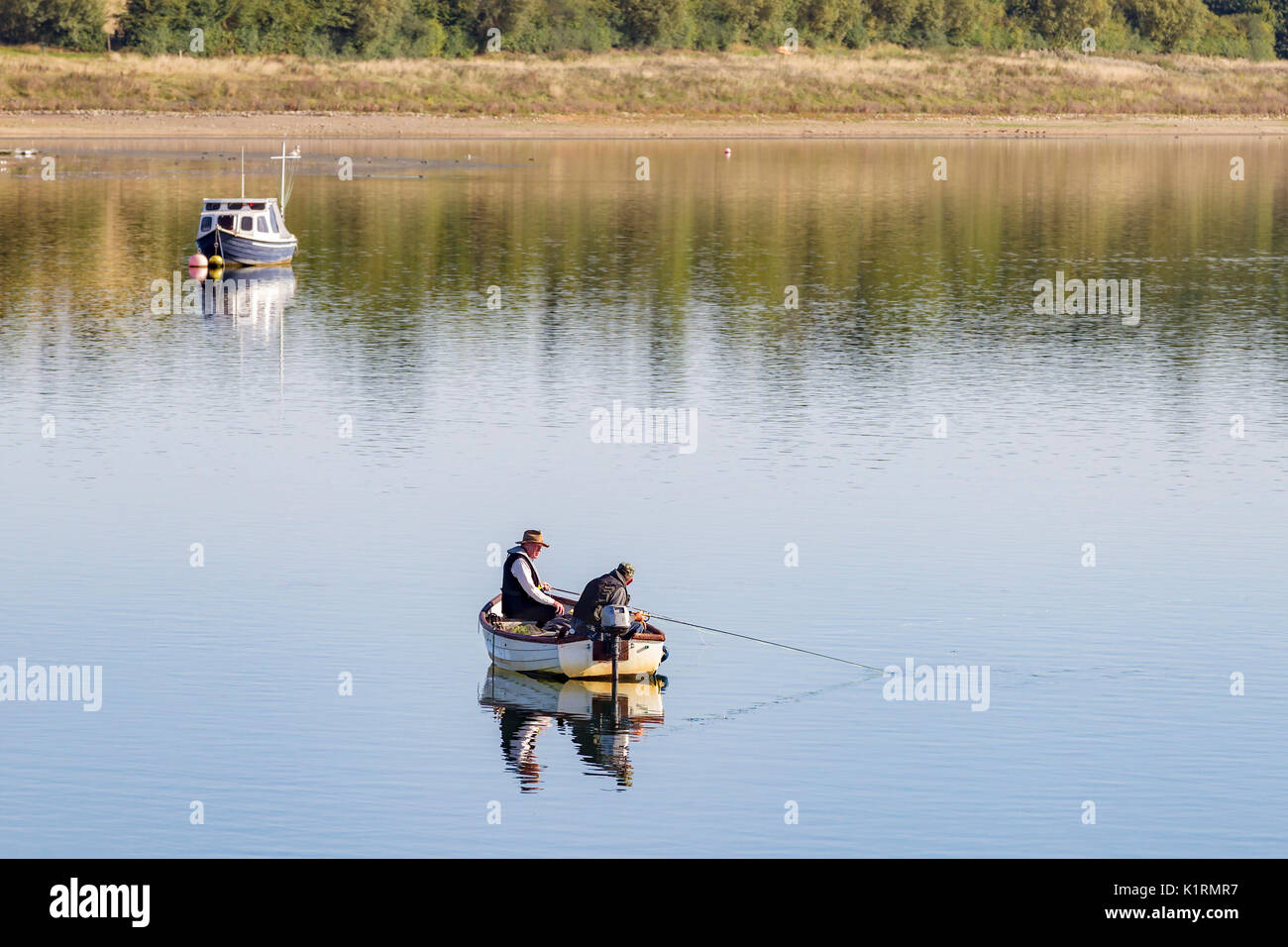 Brixworth, Northamptonshire, 27. August 2017. UK Wetter: Forellen auf pitsford Wasser genießen die warmen, sonnigen Sonntag Feiertag morgen auf dem ruhigen Wasser des Behälters. Credit: Keith J Smith./Alamy leben Nachrichten Stockfoto