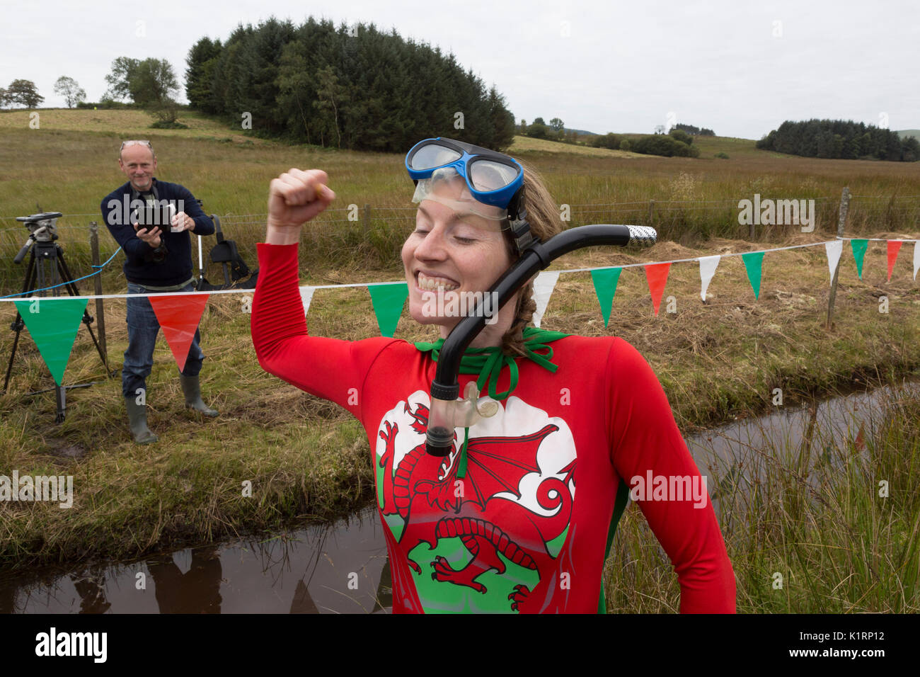 Konkurrenten bestehen im Jahr 2017 welt Bogsnorkeling Meisterschaften an den Waen Rhydd in der Nähe von Llanwrtyd Wells Moor. Stockfoto