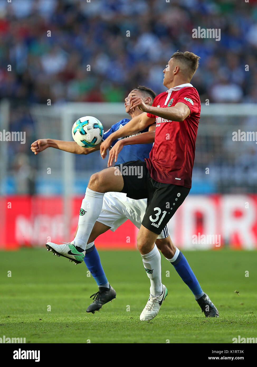 27.08.2017, Fussball 1. Bundesliga 2017/2018, 2. Spieltag Hannover 96 - FC Schalke 04, in der HDI-Arena Hannover. V.l. Amin Harit (Schalke) gegen Waldemar Anton (Hannover) Foto: Cronos/MIS Stockfoto