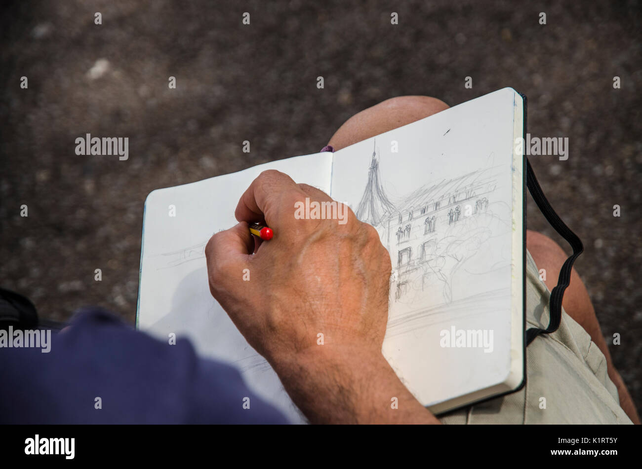 Barcelona, Spanien. 27 Aug, 2017. Ein Mann gesehen Skizzieren auf seinem Notebook in Vorbereitung für die Erstellung eines der Gebäude an der Plaza Catalunya. Barcelona Urban Sketchers Hommage an die Opfer des Terroranschlags von Barcelona und Cambrils unter dem Slogan "Ich fürchte mich nicht. Zeichnung auf der Straße Quelle: SOPA Images Limited/Alamy leben Nachrichten Stockfoto