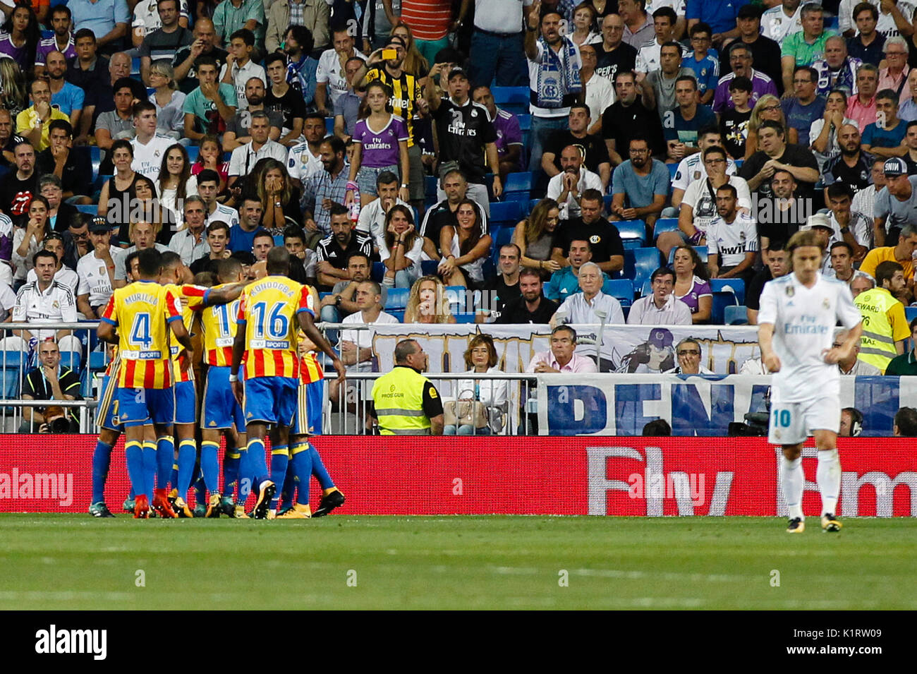 Madrid, Spanien. August 27, 2017. Carlos Soler (18) von Valencia CF Player feiert die (1, 1) nach dem Ziel seines Teams zählen. La Liga zwischen Real Madrid vs Valencia CF im Santiago Bernabeu in Madrid, Spanien, 27. August 2017. Credit: Gtres Información más Comuniación auf Linie, S.L./Alamy leben Nachrichten Stockfoto