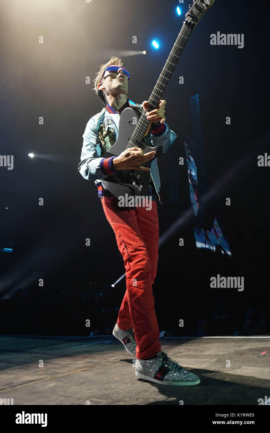 Reading, Großbritannien. 27 Aug, 2017. Matt Bellamy von Muse, die in der abschließenden Schlagzeile Steckplatz auf der Hauptbühne am 2017 Reading Festival. Foto Datum: Sonntag, 27. August 2017. Credit: Roger Garfield/Alamy leben Nachrichten Stockfoto