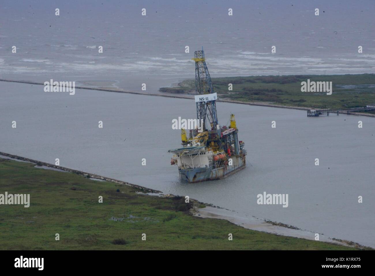 Oil rig in storm Fotos und Bildmaterial in hoher Auflösung Alamy