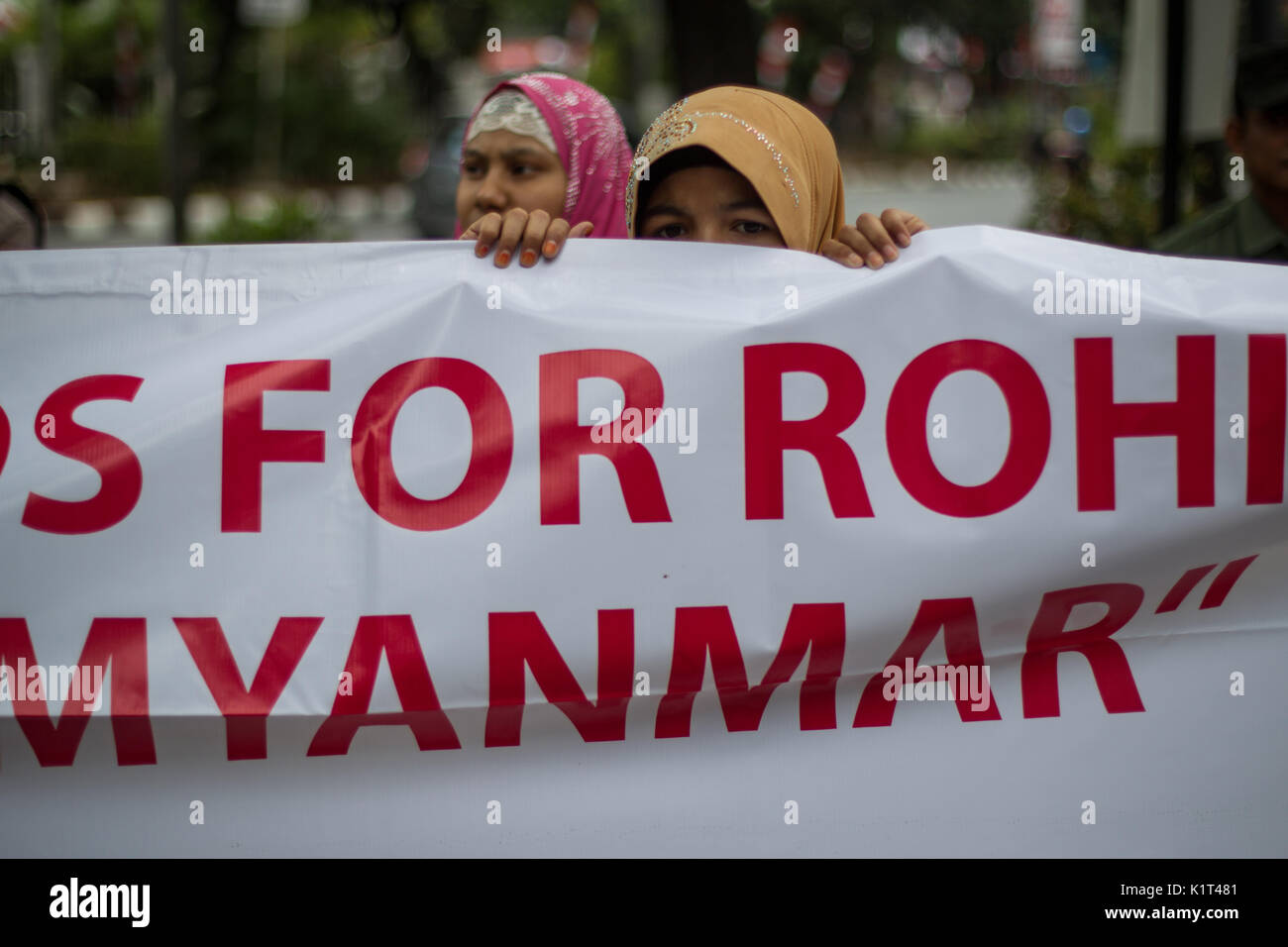 Jakarta, Jakarta, Indonesien. 28 Aug, 2017. Rohingyas und Migranten aus Bangladesch Parolen schreien, wie Sie halten Protest banner Lesung des oberen Rohingya Völkermord", "Betet für die Rohingya', 'Speichern Rohingya', 'Stop Völkermord Rohingya in Myanmar' und 'Festnahme und den Völkermord der Rohingya verfolgen" während eines Protestes vor dem Hohen Kommissar der Vereinten Nationen für Flüchtlinge (UNHCR) Büro in Jakarta, Indonesien am 28. August 2017. Dutzende von Rohingyas und Migranten aus Bangladesch protestiert vor der UNHCR-Büros drängen Myanmars Regierung auf, die Gewalt gegen die Rohingyas Menschen zu stoppen. Tausende der Rohingya Stockfoto