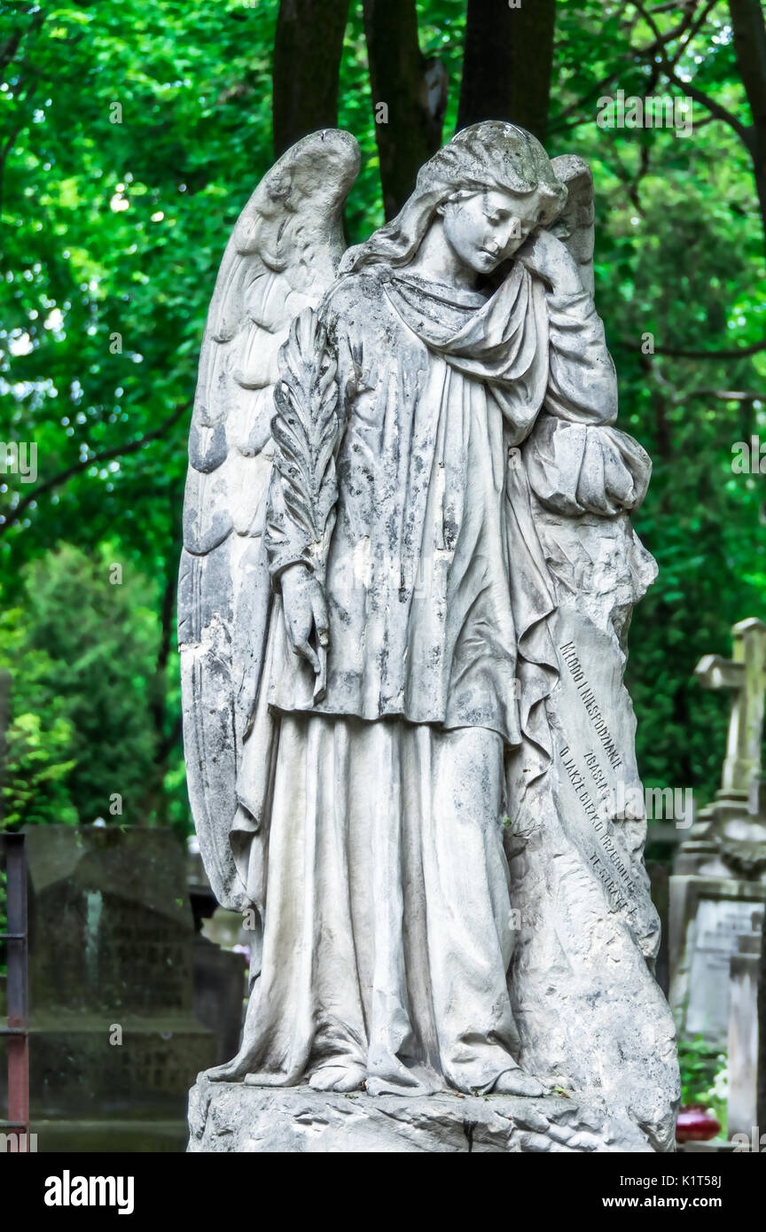 Polen, Warschau: Statue eines Engels auf dem Powazki Friedhof, dem ältesten und berühmtesten Friedhof des Landes. Stockfoto