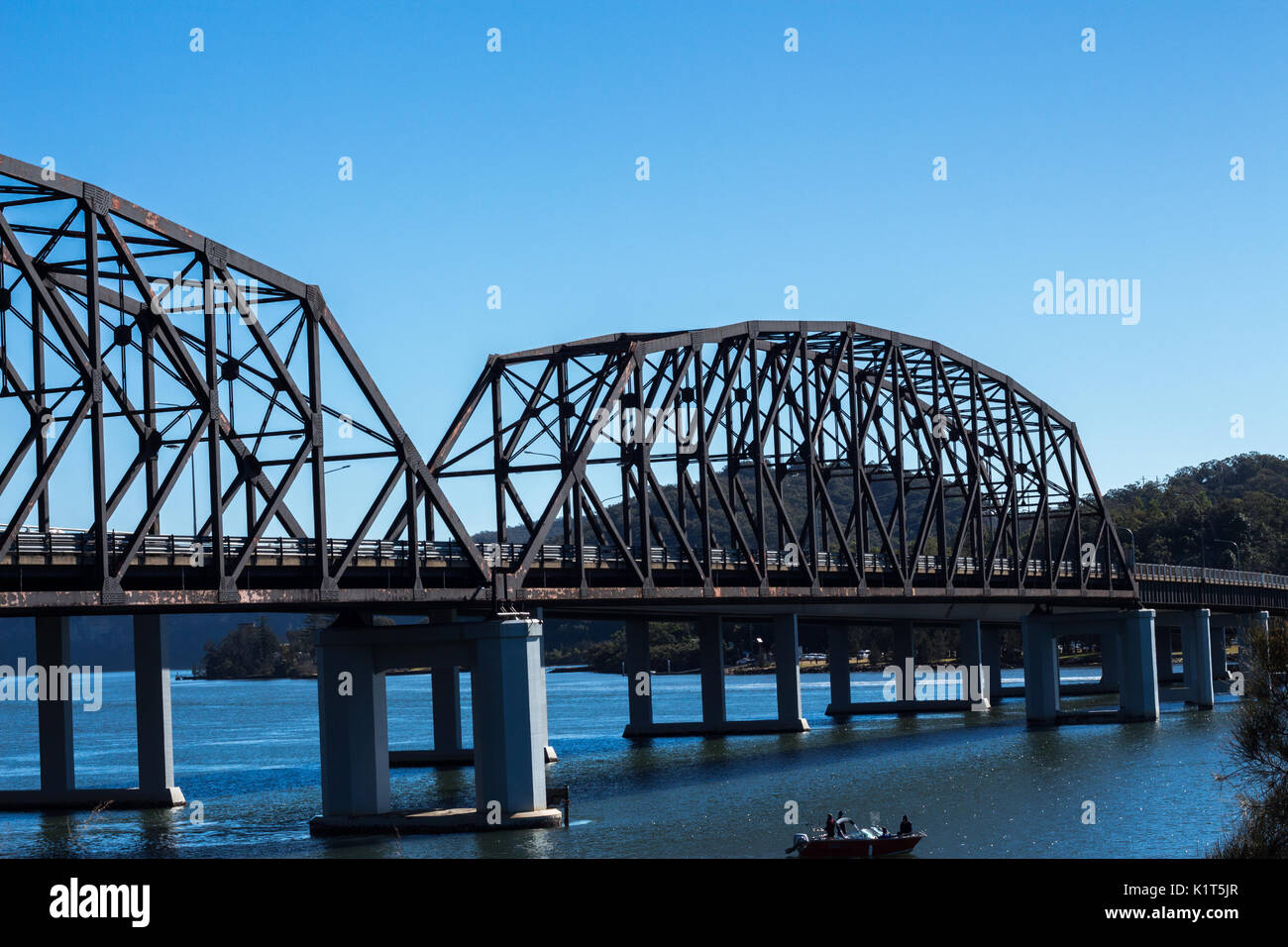 Metall Brücke überspannt den Hawkesbury River, Brooklyn Australien gegen den blauen Wasser und blauem Himmel Stockfoto
