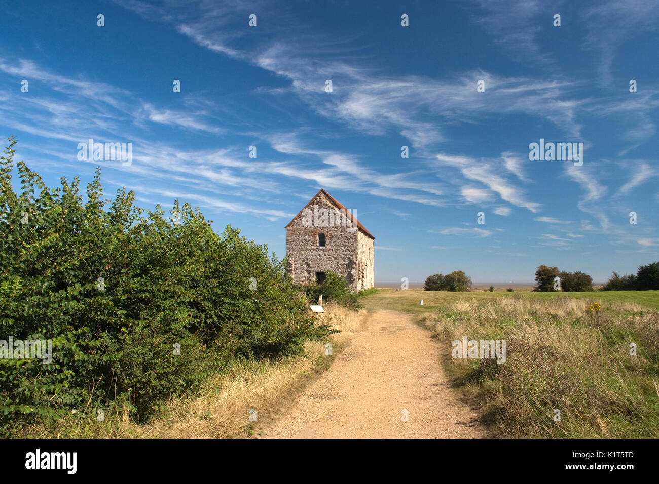 Straße nach St. Peter-on-the-Wall Kapelle, Bradwell-on-Sea, Essex, England. Stockfoto