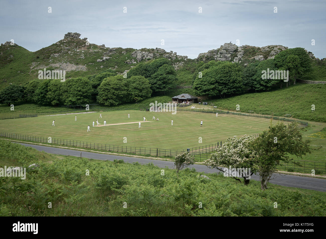 Das jährliche Freundschaftsspiel zwischen Cravens Cavaliers und Lynton & Lynmouth Cricket Club wird am Samstag, den 5. August 2017, auf dem Gelände im Valley of Rocks, North Devon, ausgetragen Stockfoto