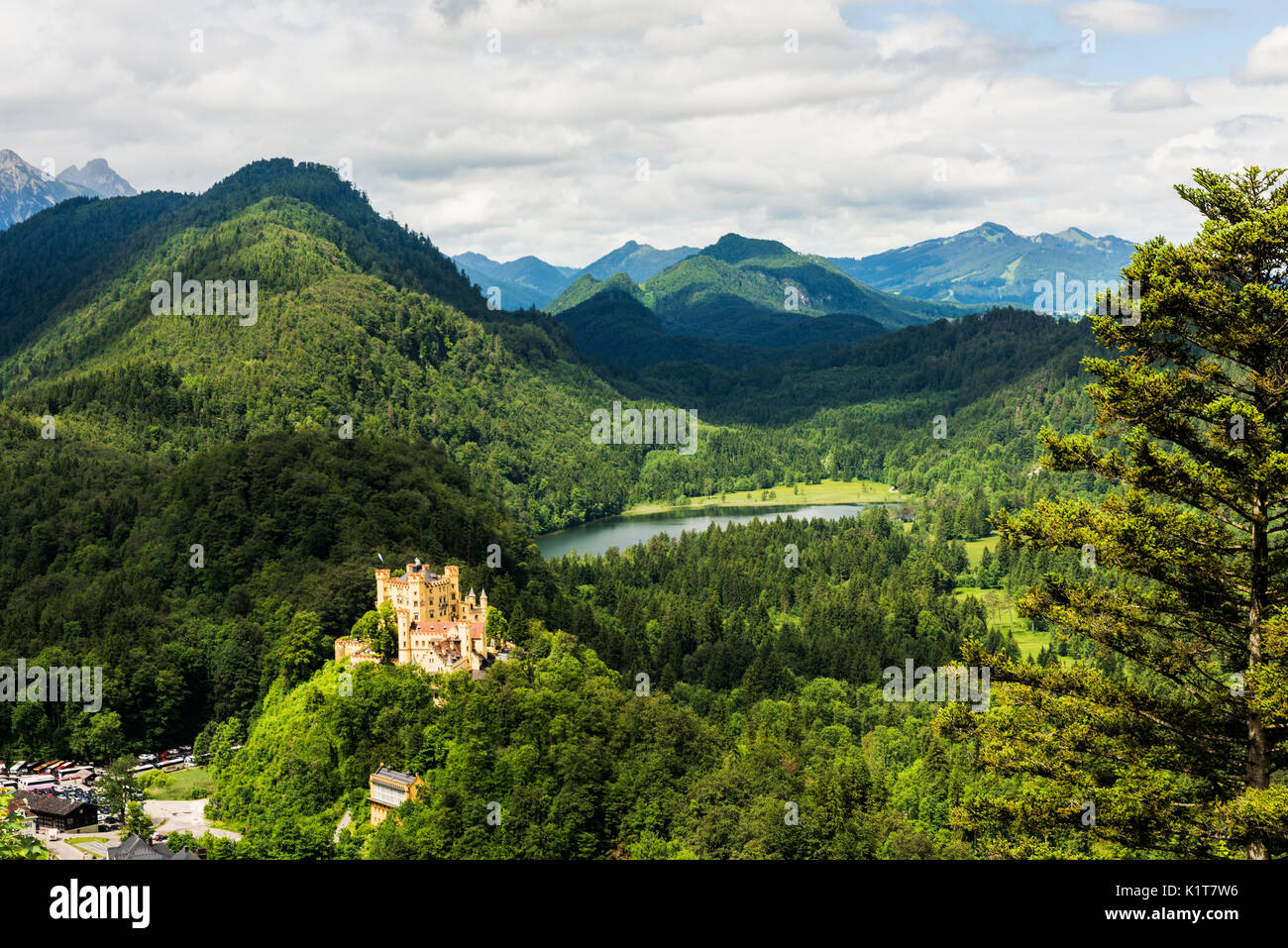 Schloss Hohenschwangau ist ein Palast aus dem 19. Jahrhundert in Süddeutschland und eine der berühmtesten Bewohner wurde König Ludwig II. von Bayern. Stockfoto