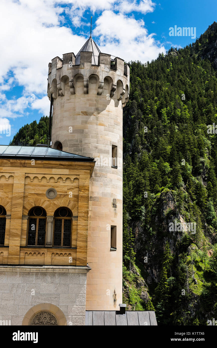 Schloss Neuschwanstein ist eine sehr berühmte Schloss Position auf einem Hügel über der deutschen Stadt in der Nähe von Hohenschwangau Füssen im bayerischen Raum von Deutschland Stockfoto