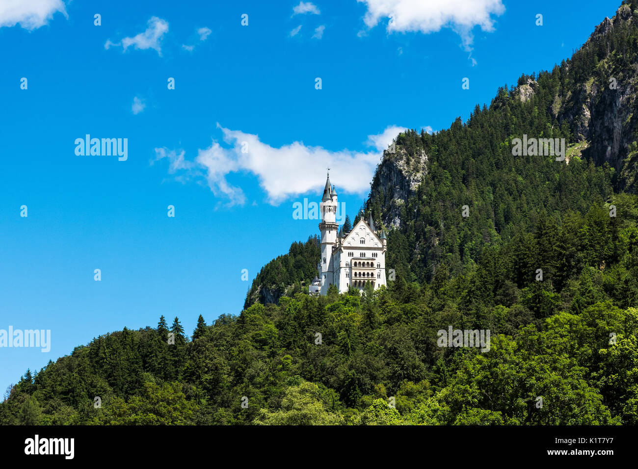 Schloss Neuschwanstein ist eine sehr berühmte Schloss Position auf einem Hügel über der deutschen Stadt in der Nähe von Hohenschwangau Füssen im bayerischen Raum von Deutschland Stockfoto