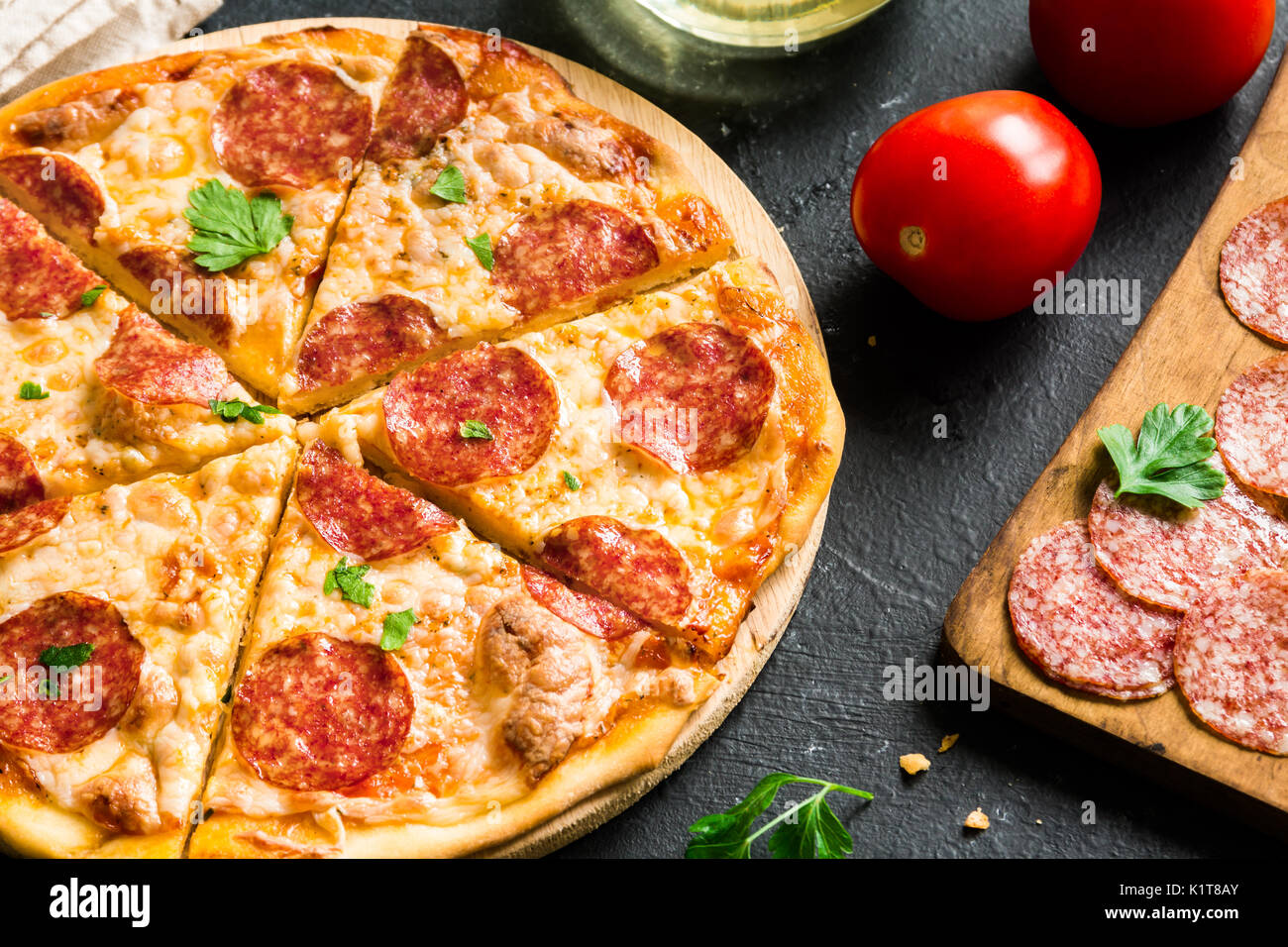 Peperoni-Pizza mit Zutaten - frische hausgemachte Pizza mit Salami ...
