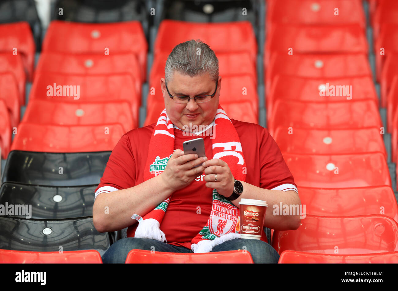 Ein Liverpool Fan auf der Tribüne vor der Premier League Match in Liverpool, Liverpool. Stockfoto