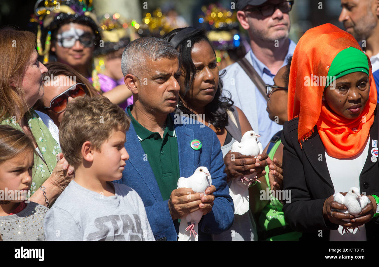 Bürgermeister von London, Sadiq Khan, an der Notting Hill Carnival 2017. Er hielt eine Rede sowie die Freigabe einer Taube in Gedenken an die Opfer der Grenfell Feuer Stockfoto