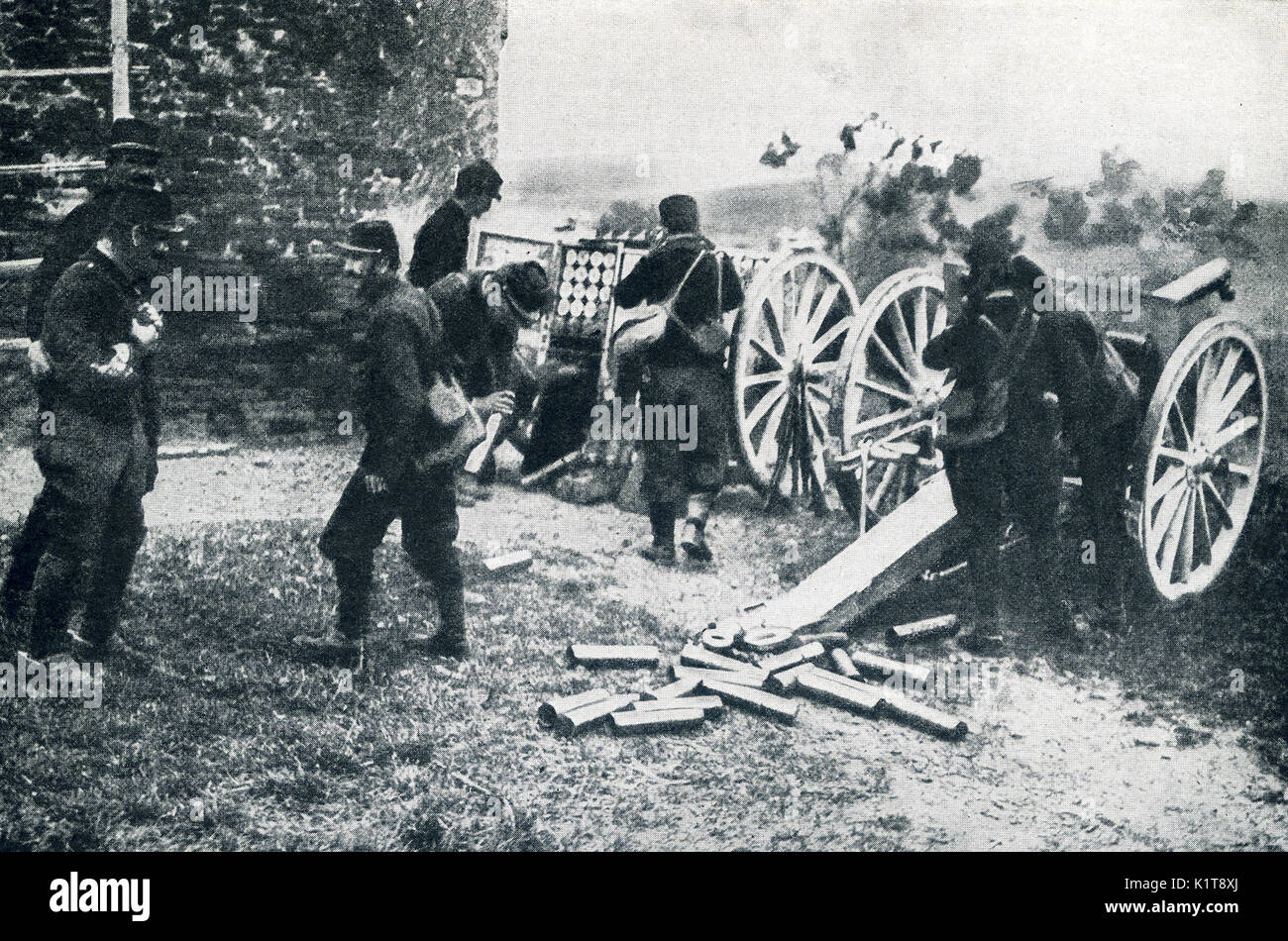 Dieses Foto im Ersten Welt Krieg ich die Bildunterschrift: Französische Artillerie in Aktion, die Artilleristen, die versuchen, ihr Ohr - Drums aus dem Schock zu schützen. Während des Großen von klucks Laufwerk auf Paris, die französische Artillerie hat wunderbare Servie in ihren Boden halten, auf die letzte realistische Moment dann zurückziehen und die Aufnahme einer anderen defensive Position. Stockfoto