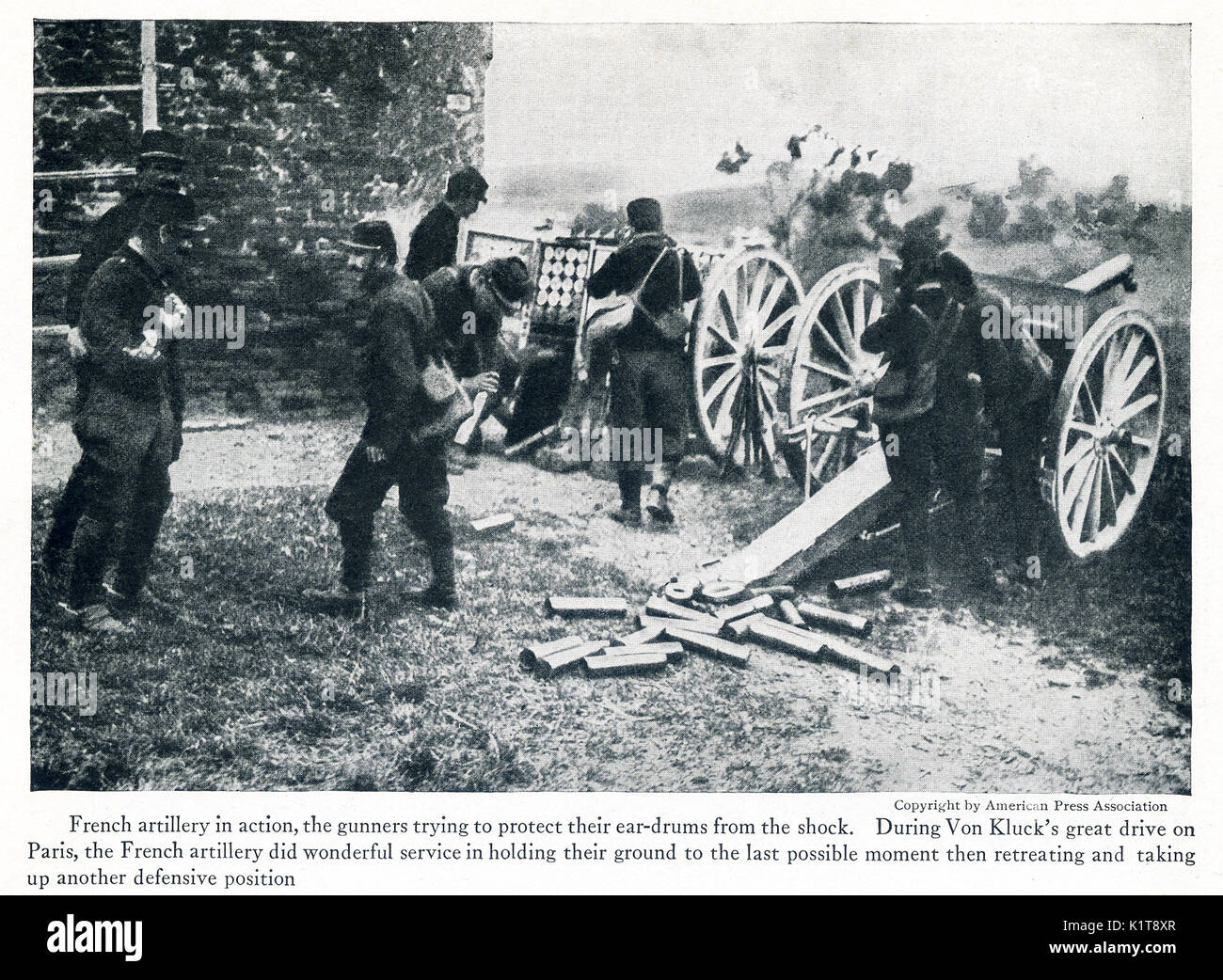 Dieses Foto im Ersten Welt Krieg ich die Bildunterschrift: Französische Artillerie in Aktion, die Artilleristen, die versuchen, ihr Ohr - Drums aus dem Schock zu schützen. Während des Großen von klucks Laufwerk auf Paris, die französische Artillerie hat wunderbare Servie in ihren Boden halten, auf die letzte realistische Moment dann zurückziehen und die Aufnahme einer anderen defensive Position. Stockfoto