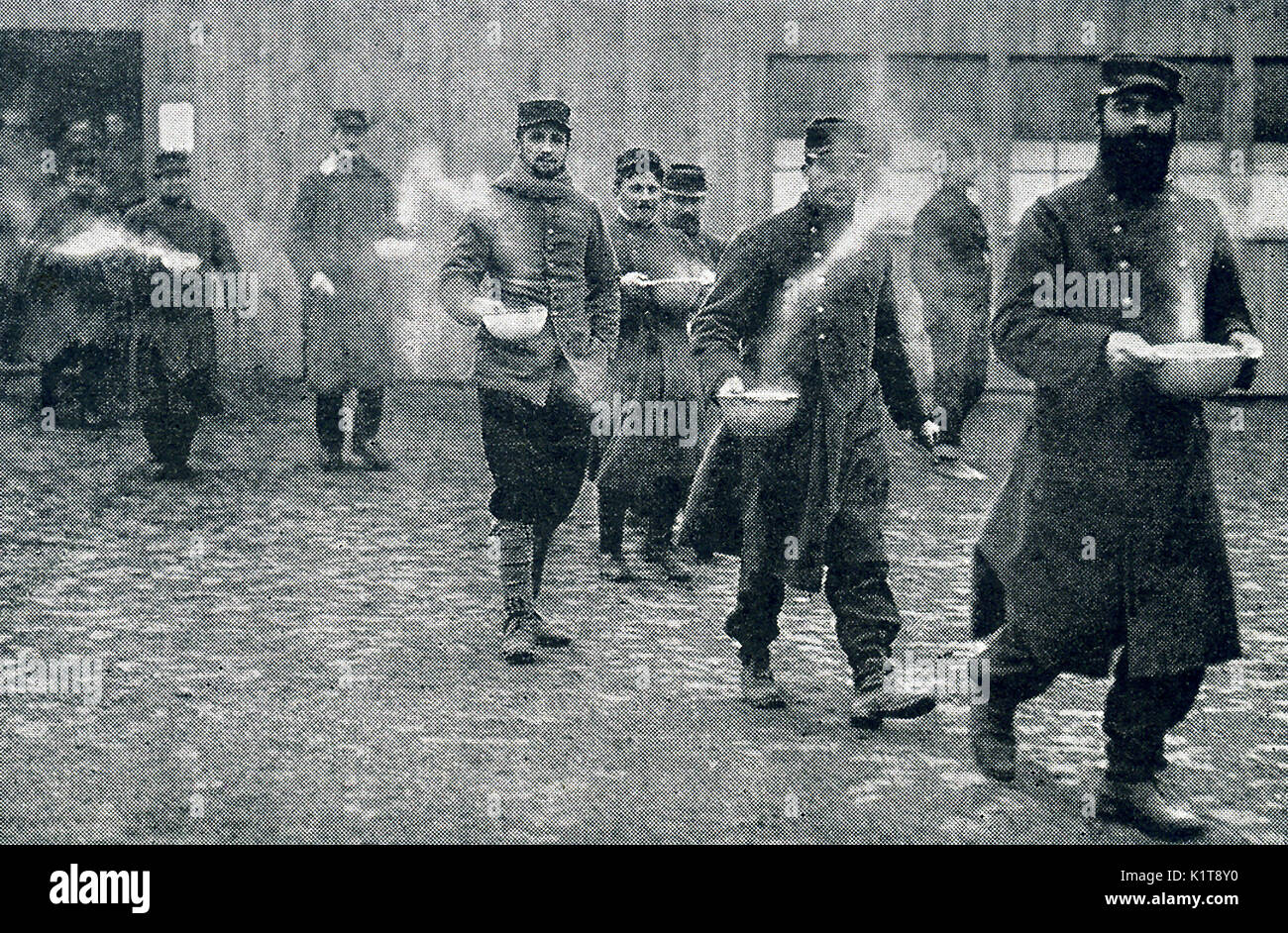 Dieses Foto im Ersten Welt Krieg ich die Bildunterschrift: Französische Gefangene mit Ihren morgendlichen Suppe. Stockfoto