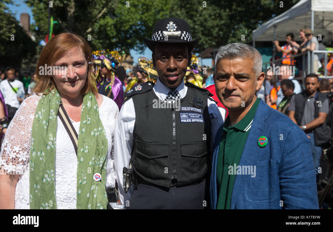 Bürgermeister von London, Sadiq Khan mit MP für Kensington, Emma Dent Coad am Notting Hill Carnival 2017. Beide sprach über die Grenfell Turm Tragödie Stockfoto