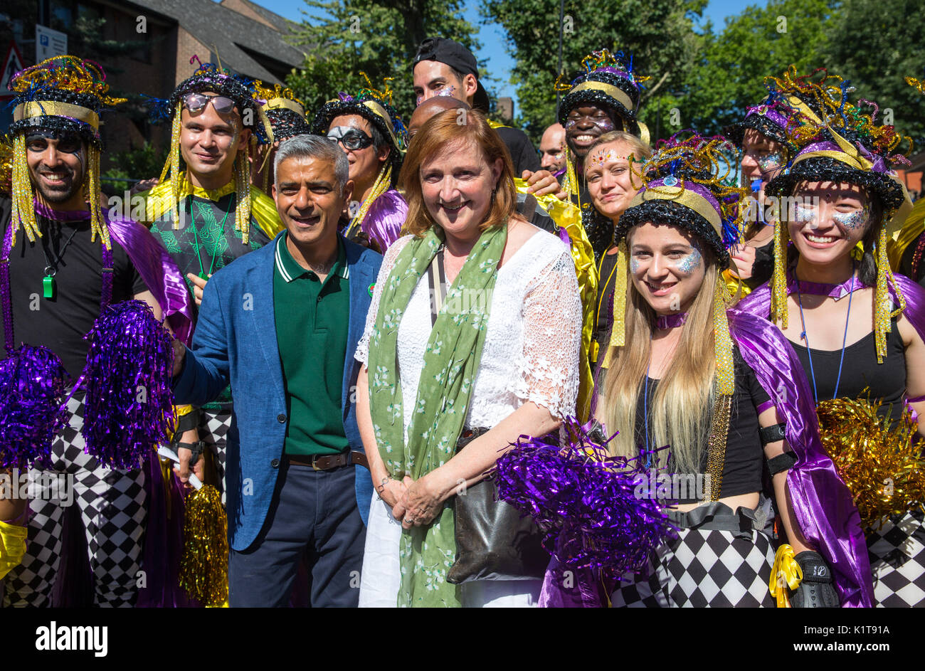 Bürgermeister von London, Sadiq Khan mit MP für Kensington, Emma Dent Coad am Notting Hill Carnival 2017. Beide sprach über die Grenfell Turm Tragödie Stockfoto