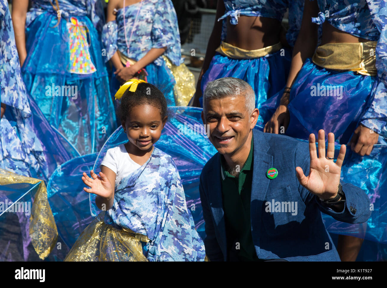 Bürgermeister von London, Sadiq Khan, an der Notting Hill Carnival 2017. Er hielt eine Rede sowie die Freigabe einer Taube in Gedenken an die Opfer der Grenfell Feuer Stockfoto