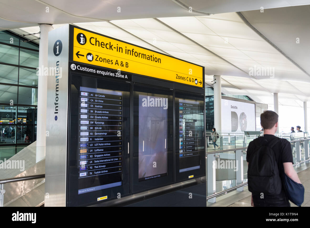 Check-in Information Board im Queen's Terminal, Flughafen Heathrow Terminal 2, London, UK Stockfoto