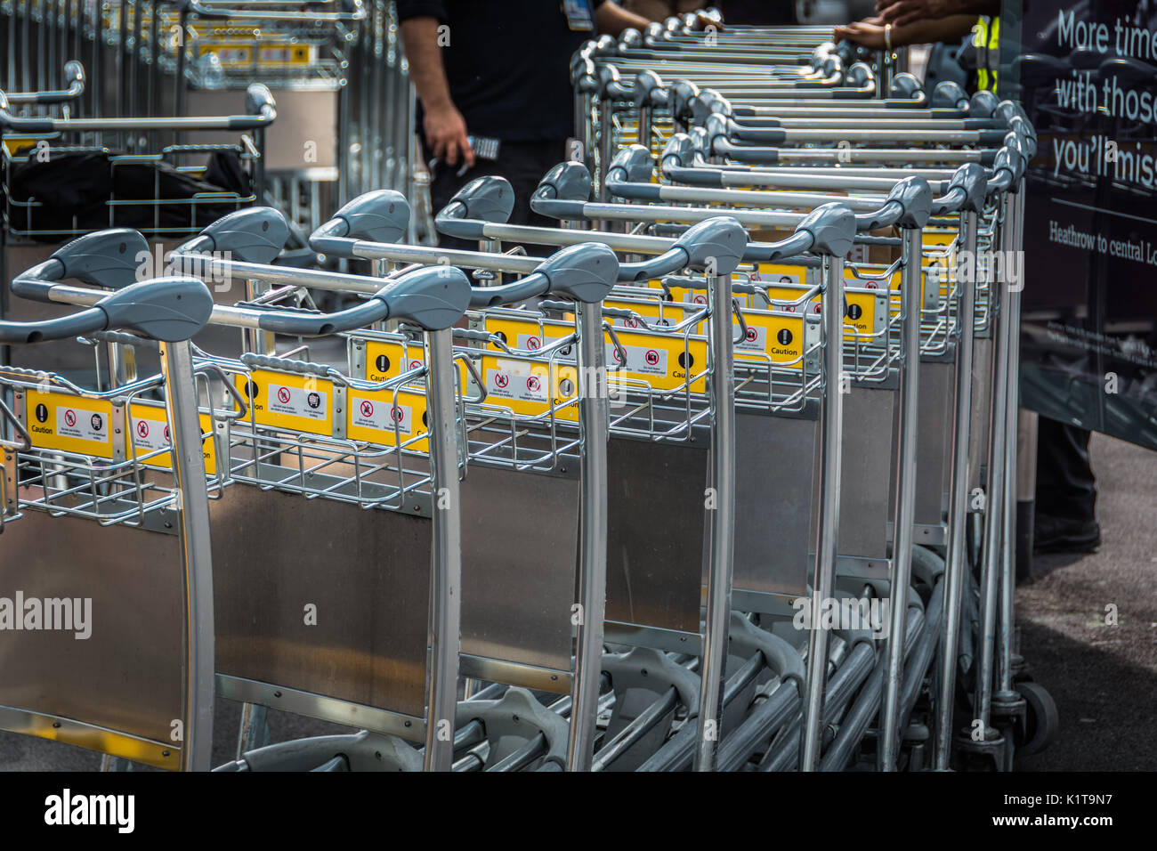 Gepäckwagen außerhalb der Flughafen Heathrow Terminal 2, London, UK Stockfoto