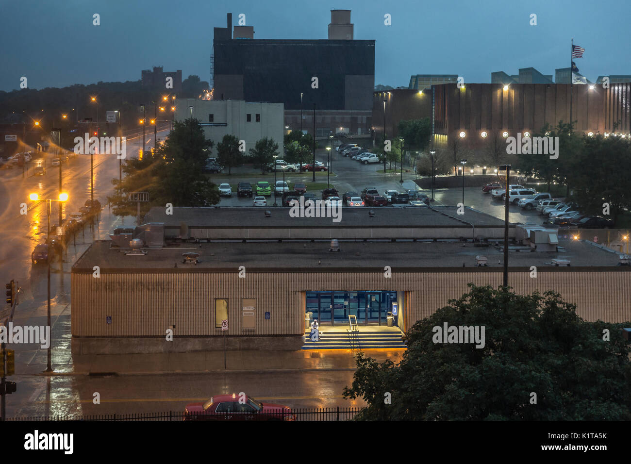 Einsame person Schutz während einer regen Sturm in Omaha, Nebraska, Stockfoto